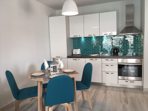 Brand new kitchen and dining area. 