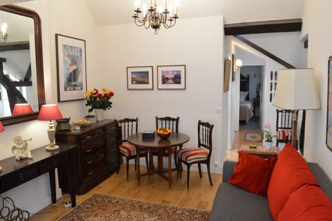 Livingroom with dining area.