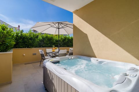 Spa tub