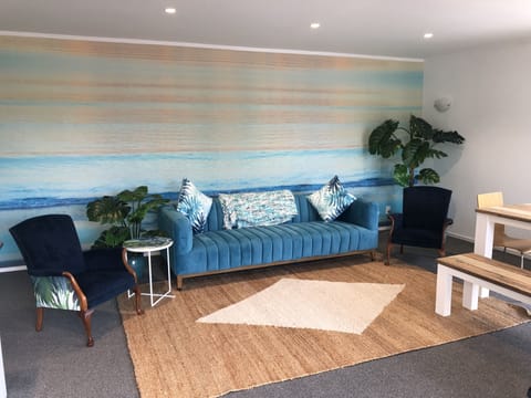 Designer lounge, large LED TV, Sky Movies/Sport, Netflix & Chromecast.