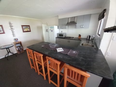 kitchen breakfast bar