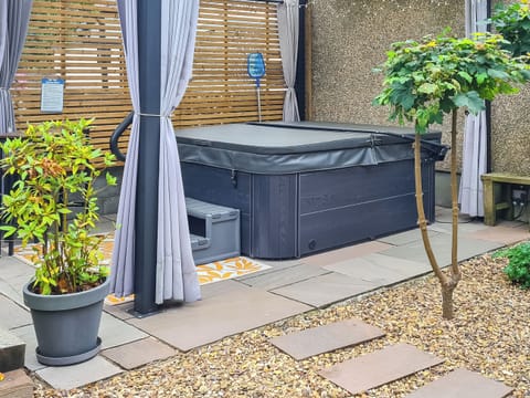 Hot tub | Sonny Cottage, Garnant, near Ammanford