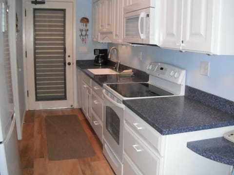 All the necessities for cooking inn. Full Kitchen!