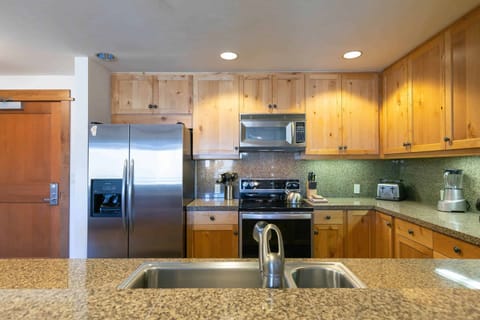 IHN_207-print-015-015-Kitchen-3360x2240-300dpi_1