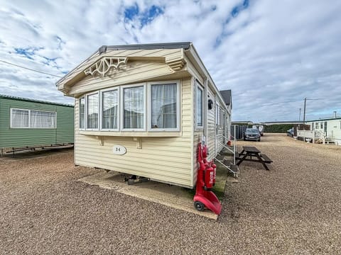 Cozy beachfront cottage with panoramic sunroom views