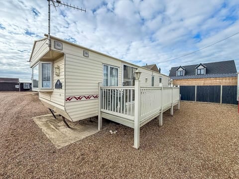 Cozy mobile home with spacious deck for outdoor relaxation