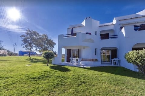Spacious 3 bed / 2 bath ground floor apartment,    set in Club Albufeira 