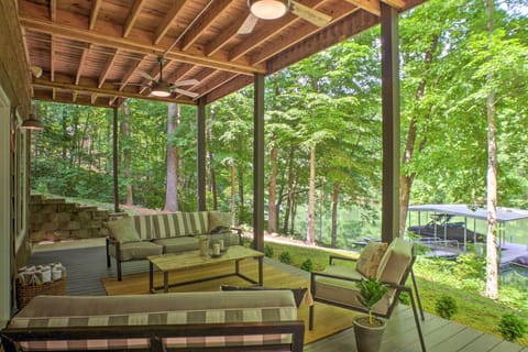 Winchester Vacation Rental | 3BR | 2.5 BA | 2,080 Sq Ft | Stairs to Lake