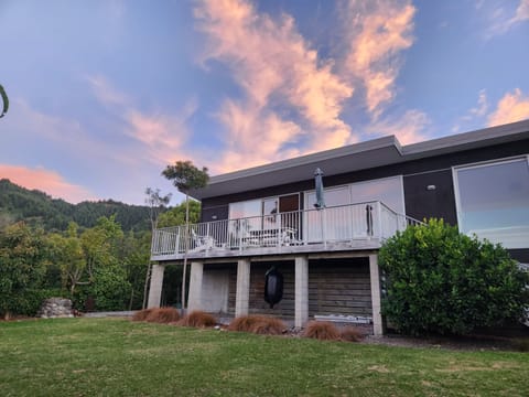 Ligar bay house from front