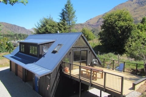 Barn & deck, shadesail now added