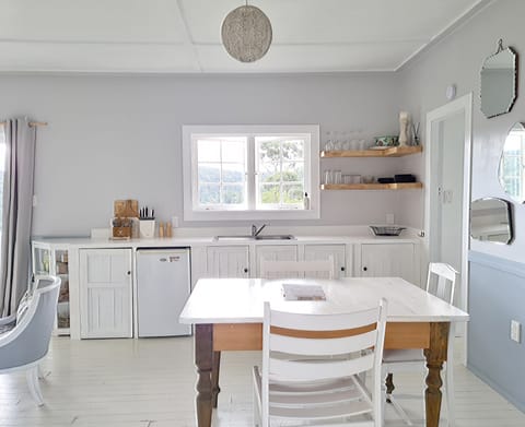 Open plan kitchenette and dining area