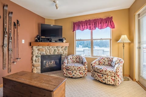 Ski In/Out Creekside Condo on Ground Level! 