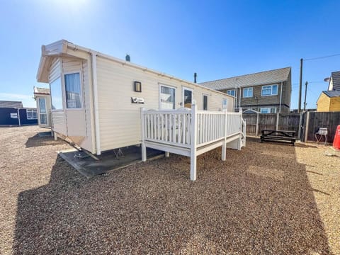 Consider this 6 berth caravan with decking at Lee’s Caravan Park, Hunstanton for your 2026 getaway. Perfectly positioned just a stones throw away from the beautiful Norfolk coast.