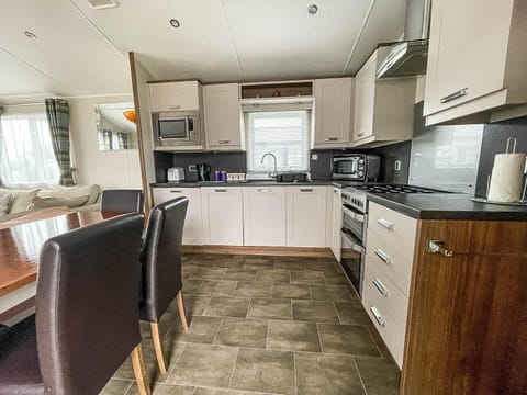 With plenty of space for walks and adventures nearby, you and your furry friend can make the most of the stunning seaside scenery together in this dog-friendly caravan in Hunstanton.