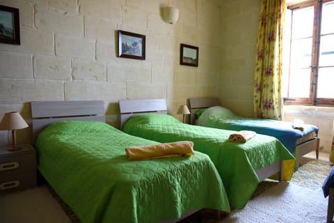 Bedroom with single beds (4)