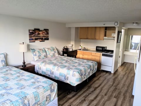 Studio with 2 queen beds, full kitchen and full bath.
