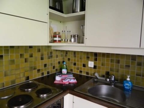 Hob, sink and utensils