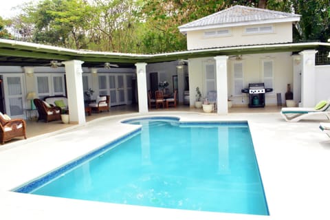 5 bedroom villa walking distance to the beach