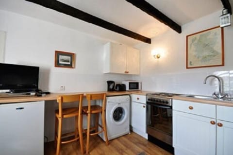 Kitchen and breakfast bar