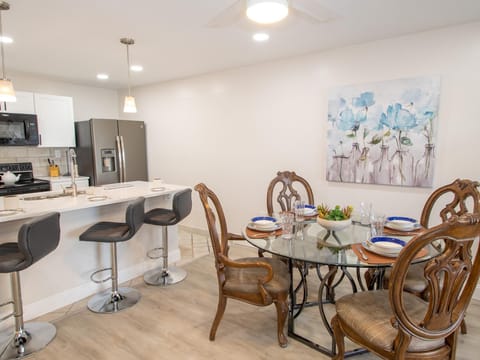 Open kitchen to the dinging room table