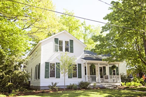 Hilltop Cottage "on the Hill" in Saugatuck 