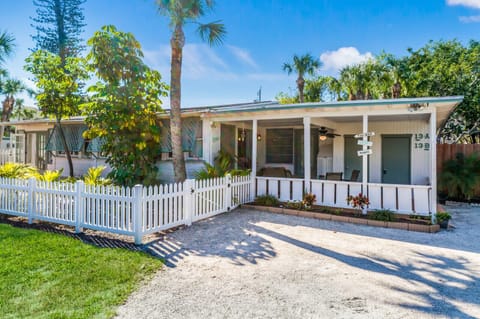 Cozy 3 bedroom Manatee Cottage. One block from beach.