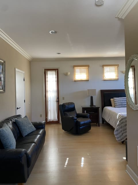 King Size Bed,  9’ Ceilings, Hardwood Floors