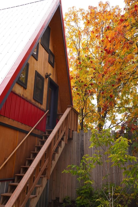 Mokki Birdhouse: a cute A-frame with a harbor view