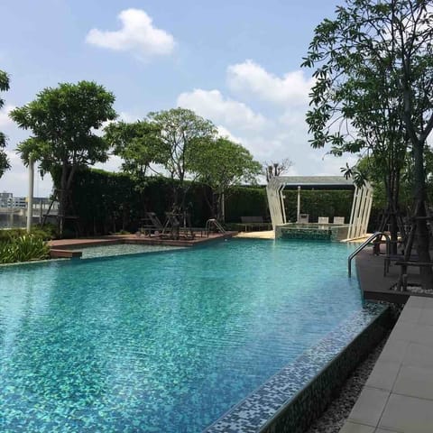 2BR Condo @ BTS Sukhumvit Line + Wifi