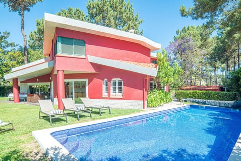 Private pool and sun terrace with loungers — Villa das Begonias, holiday villa in Herdade de Aroeira