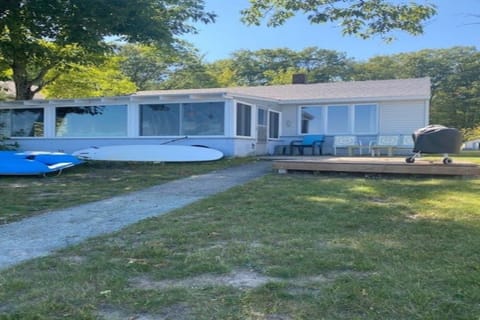 Lakeside-patio, yard area