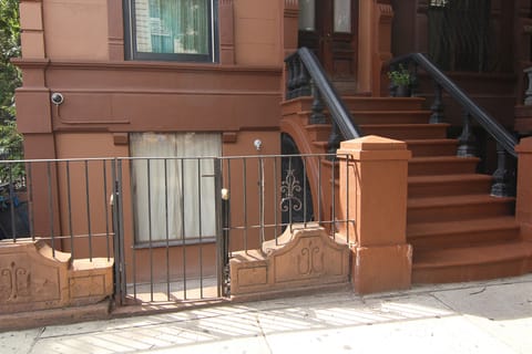 Garden floor entrance, a few steps down.