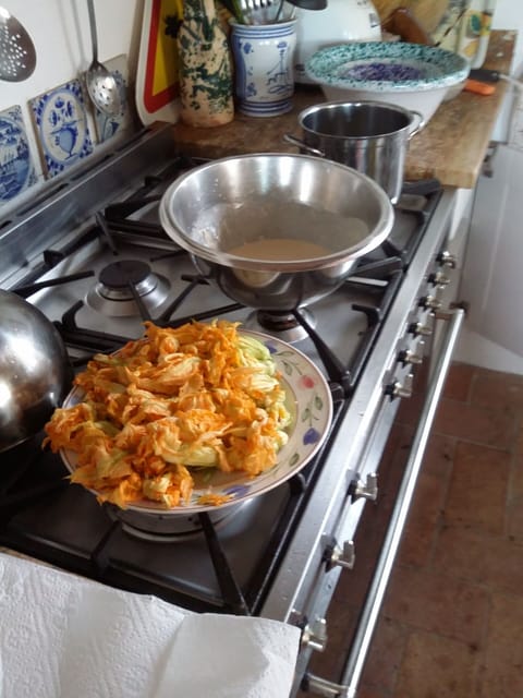 About to deep fry stuffed courgetteflowers picked nearby!
