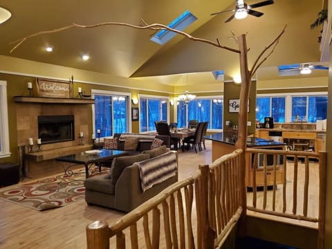 Chic contemporary cabin in the woods with view over wooded ravine