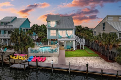 Swim, Putt, Fish, Paddle, Grill, Relax in the backyard or walk to beach!