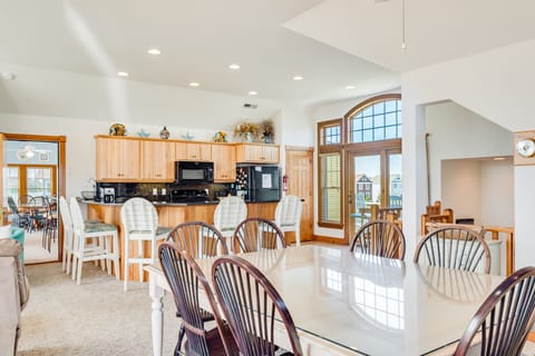 BU22: Love R Shack At The Beach l Left Side Top Level Dining Area