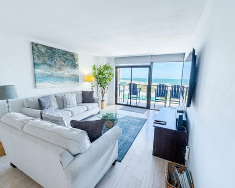 Living Area w/ Gulf View