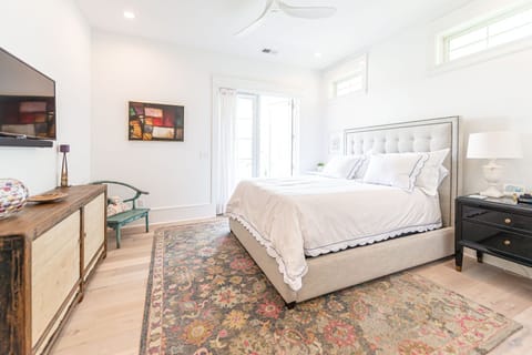 West Suite Queen bed. Luxury linens. Original art.