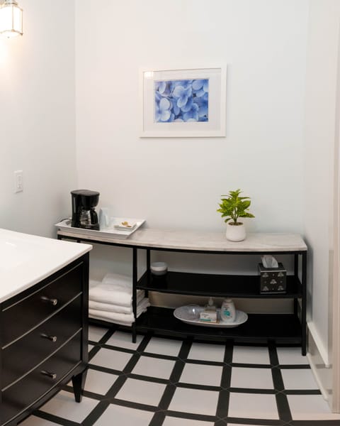 Private bathroom, tub/shower combo 