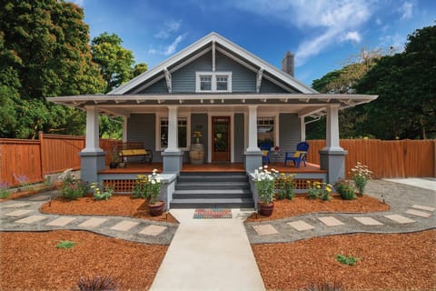 1910 Cowls Bungalow & Carriage House | McMinnville's Historic Downtown | 1-Block to Third Street | Chef-Driven Dining & Wine Tasting
