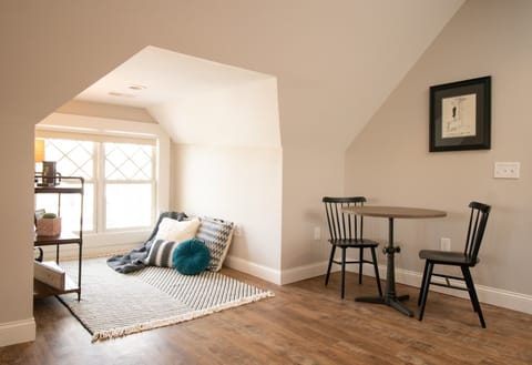 Cozy reading nook and breakfast area (or workspace)~The Rooftop