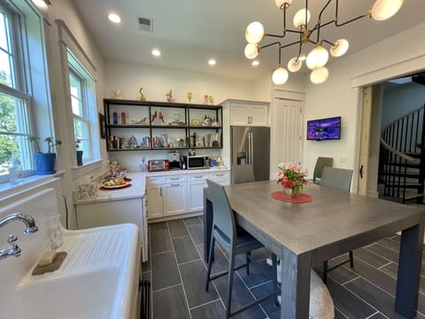 Kitchenette amenities , Lg Coffee Pot, microwave, toaster oven, fresh fruit