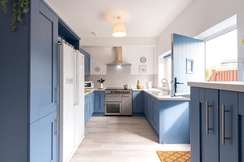 Lan Y Mor - Kitchen and back door