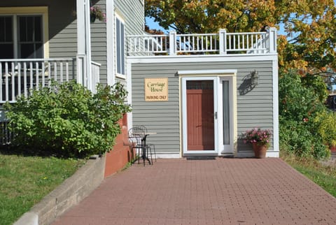 Carriage House DTN Bayfield. Sleeps 4, private parking. 1688291