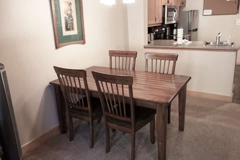 Comfortable dining for 4