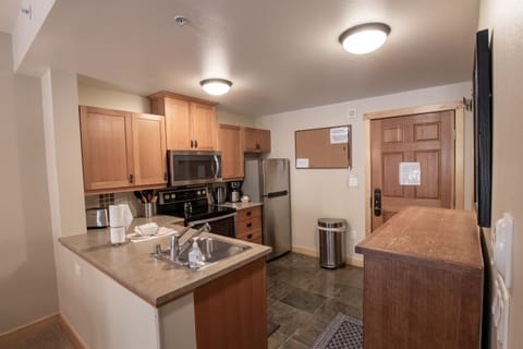 Full kitchen makes dining in easy