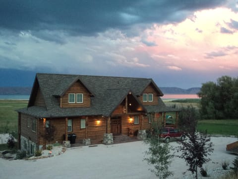 Grizzly Bear Cabin: A Grand Beachfront Lodge with 16 bedrooms