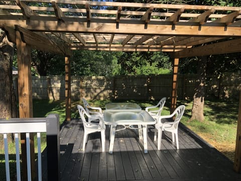 You can eat outside under the pergola