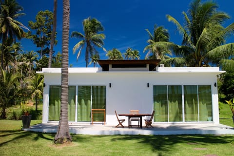 Gorgeous Beachfront 2 bedroom Bungalow
