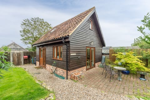 Fo'c'sle, Wiveton: A delightful detached timber clad hideaway